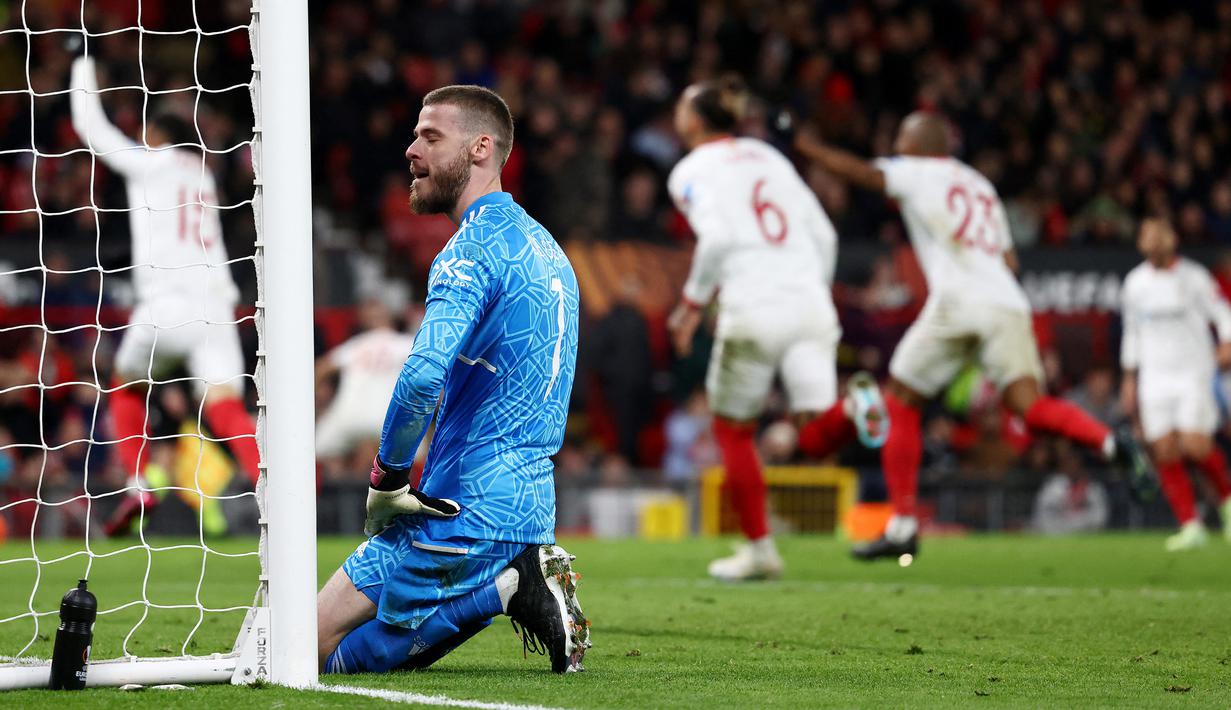 Kiper Manchester United, David de Gea, tampak kecewa setelah gawangnya dibobol pemain Sevilla pada leg kedua perempat final di Ramon Sanchez Pizjuan, Jumat (21/4/2023). Sementara David De Gea gagal mengantisipasi jatuhnya bola di luar kotak penalti sehingga terlepas dari kakinya. En-Nesyri mencuri bola dan dengan mudah menyarangkan ke gawang kiper MU itu. (AFP/Darren Staples)