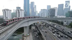 Kereta Lintas Raya Terpadu atau Light Rail Transit (LRT) melintas di jembatan lengkung (longspan) LRT Kuningan, Jakarta, Kamis (3/8/2023). Wakil Menteri BUMN Kartika Wirjoatmodjo menyebutkan konstruksi jembatan lengkung dari Gatot Subroto menuju ke Kuningan salah desain sehingga menyebabkan rangkaian kereta LRT yang melintas harus berjalan melambat. (Liputan6.com/Herman Zakharia)