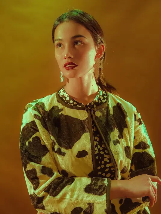 Tak cuma tampil menawan dengan fashion kekinian, nyatanya Mentari De Marelle juga terlihat begitu anggun dengan busana seperti ini. Tatapan wajahnya yang meneduhkan dengan rambut dikuncir, semakin membuat Mentari terlihat sangat memesona. (Liputan6.com/IG/@demarellementari)