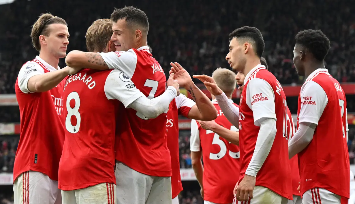 Pemain Arsenal merayakan gol yang dicetak oleh Granit Xhaka (ketiga kiri) pada laga lanjutan Liga Inggris 2022/2023 antara Arsenal melawan Leeds United di Emirates Stadium, London, 1 April 2023. The Gunners menjadi salah satu klub dengan kemenangan kandang terbanyak di Liga Inggris musim ini, yaitu 12 kemenangan dari 12 laga. (AFP/Glyn Kirk)