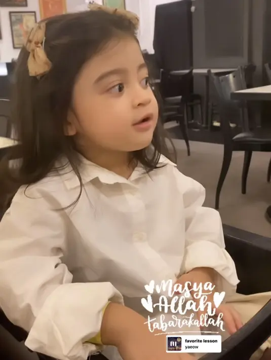 Sama seperti yang lainnya, Guzel juga mengenakan pita coklat yang disematkan di rambutnya. [@sonaanggara]