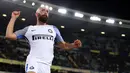 Pemain Inter Milan, Borja Valero berselebrasi setelah mencetak gol ke gawang Hellas Verona dalam lanjutan pertandingan Liga Serie A Italia di Marc'Antonio Bentegodi, Selasa (31/10). Inter menang 2-1 atas tuan rumah Verona. (Filippo Venezia/ANSA via AP)