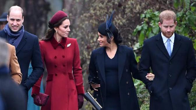 Kate Middleton dan Meghan Markle bersama suaminya Pangeran William dan Pangeran Harry  saat menghadiri perayaan Natal kerajaan di Gereja St Mary Magdalene di Sandringham, Inggris (25/12). (AFP Photo/Paul Ellis)