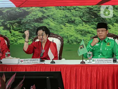 Ketua Umum PDIP Megawati Soekarnoputri (tengah) bersama bakal calon presiden PDIP yang juga Gubernur Jawa Tengah Ganjar Pranowo (kiri) saat menerima kedatangan Plt Ketua Umum PPP Muhamad Mardiono (kanan) bersama jajaran di Kantor DPP PDIP, Menteng, Jakarta Pusat, Minggu (30/4/2023). (Liputan6.com/Faizal Fanani)