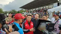 Menteri Pemuda dan Olahraga, Imam Nahrawi, secara resmi membuka Liga Berjenjang Piala Menpora 2019 di lapangan Universitas Pendidikan Indonesia (UPI), Bandung, Sabtu (16/3/2019). (Bola.com/Erwin Snaz)