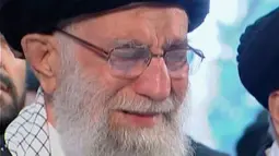 Pemimpin Tertinggi Iran, Ayatollah Ali Khamenei menangis saat berdoa atas jenazah Mayor Jenderal Qassem Soleimani di Universitas Teheran, Senin (6/1/2020). Qassem Soleimani tewas setelah menjadi target serangan drone AS di Bandara Internasional Baghdad beberapa hari lalu. (Iran Press TV via AP)