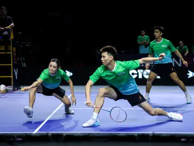 Lai Pei Jing (kiri) dan Ong Yew Sin (tengah) dari Tim Blitzers berusaha mengembalikan kok ke arah tim Rockets dalam laga pertama 3v3 Badminton XL 2025 yang berlangsung di Istora Senayan, Jakarta, Jumat (03/10/2025). (Bola.com/Bagaskara Lazuardi)