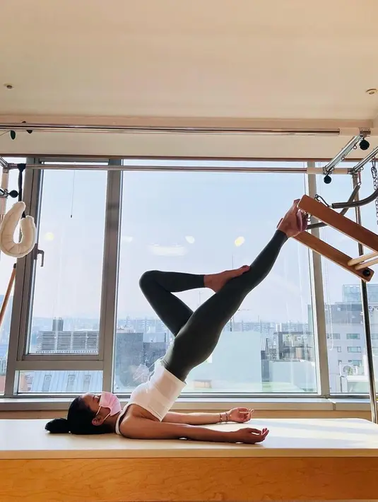 Olahraga pilates yang dilakukan oleh Jisoo Blackpink ini menjadi perhatian netizen. Bahkan, banyak pula yang menyebut jika Jisoo menjadi salah satu idol dengan visual tercantik serta kekar. (Liputan6.com/IG/@pilates.sun)