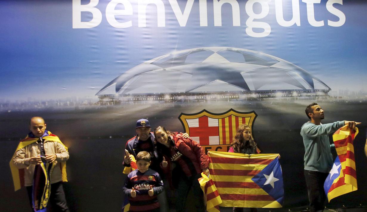 Warga Catalan berfoto dengan bendera "Estelada" (bendera separatis Catalan) sebelum laga Liga Champions grup E antara Barcelona dan Bate Borisov di Stadion Camp Nou, Barcelona, Spain, Rabu (4/11/2015).  (REUTERS/Albert Gea)