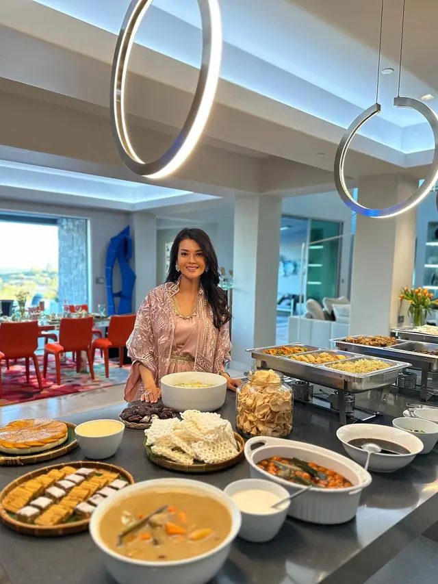 7 Momen Farah Quinn Buka Bersama Keluarga di Amerika, Menunya dari Palembang