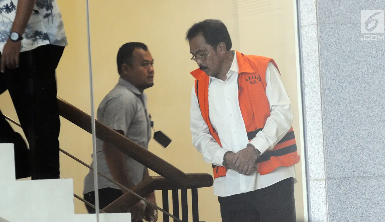 Gubernur nonaktif Kepulauan Riau Nurdin Basirun (kanan) tiba di Gedung KPK, Jakarta, Selasa (30/7/2019). Nurdin Basirun diperiksa sebagai tersangka terkait dugaan suap izin lokasi rencana reklamasi di wilayah Kepulauan Riau. (merdeka.com/Dwi Narwoko)