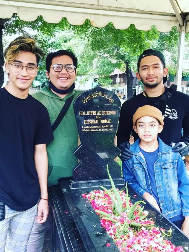 5 Momen Abidzar Al Ghifari Ziarah ke Makam Ustaz Jefri di Hari Ulang Tahunnya
