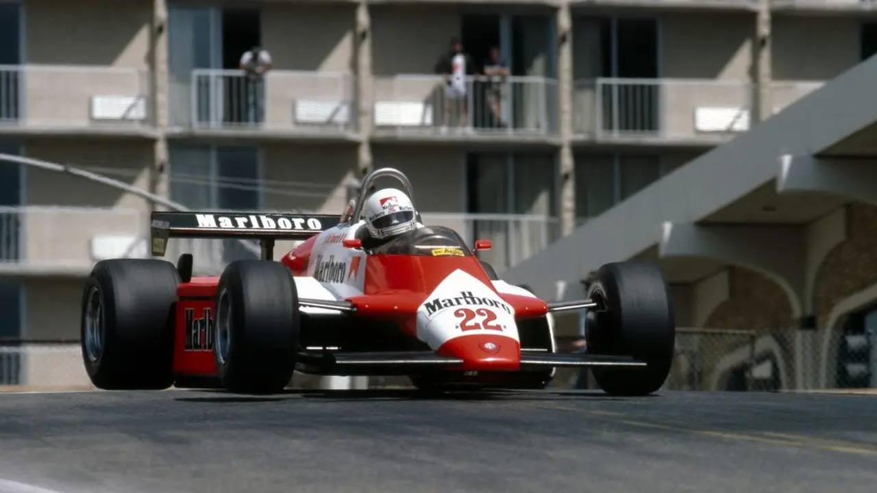 Andrea de Cesaris menggunakan Alfa Romew di Long Beach pada 1982.