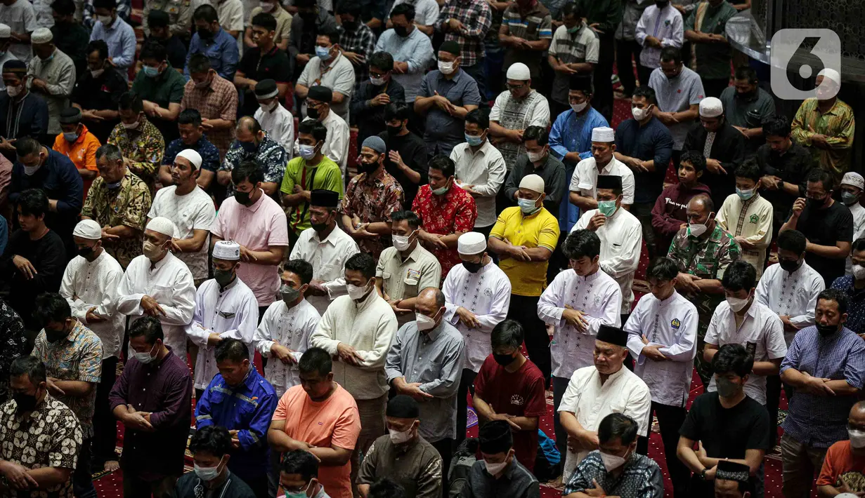 Umat muslim melaksanakan ibadah Sholat Jumat di Masjid Istiqlal, Jakarta, Jumat (8/4/2022). Masjid Istiqlal kembali menggelar Sholat Jumat berjemaah pada minggu pertama Ramadhan dengan meniadakan aturan jaga jarak saat sholat, namun jemaah wajib menggunakan masker. (Liputan6.com/Faizal Fanani)