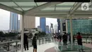 Warga antre untuk menikmati pemandangan dari anjungan Halte Transjakarta Bundaran HI saat uji coba anjungan itu di kawasan Bundaran Hotel Indonesia, Jakarta, Senin (10/10/2022). Anjungan yang berada di lantai dua Halte Transjakarta Bundaran HI ini dapat menampung 20 orang. (Liputan6.com/Johan Tallo)