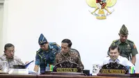 Presiden Jokowi (tengah) didampingi Wapres Jusuf Kalla memimpin Rapat Terbatas bersama Menteri Kabinet Kerja membahas Foreign Direct Investment dan Kemudahan berusaha di Indonesia di Kantor Kepresidenan, Jakarta, Rabu (16/9). (Liputan6.com/Faizal Fanani)