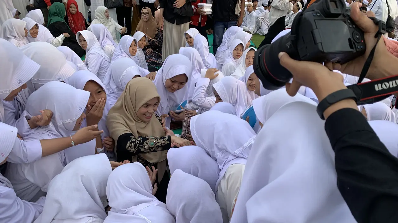 Istri capres nomor urut 3 Ganjar Pranowo, Siti Atikoh mengisi safari politiknya pertamanya dengan bermalam di Pondok Pesantren Cipasung, Tasikmalaya, Selasa (5/12/2023) (Liputan6.com/Delvira Hutabarat)
