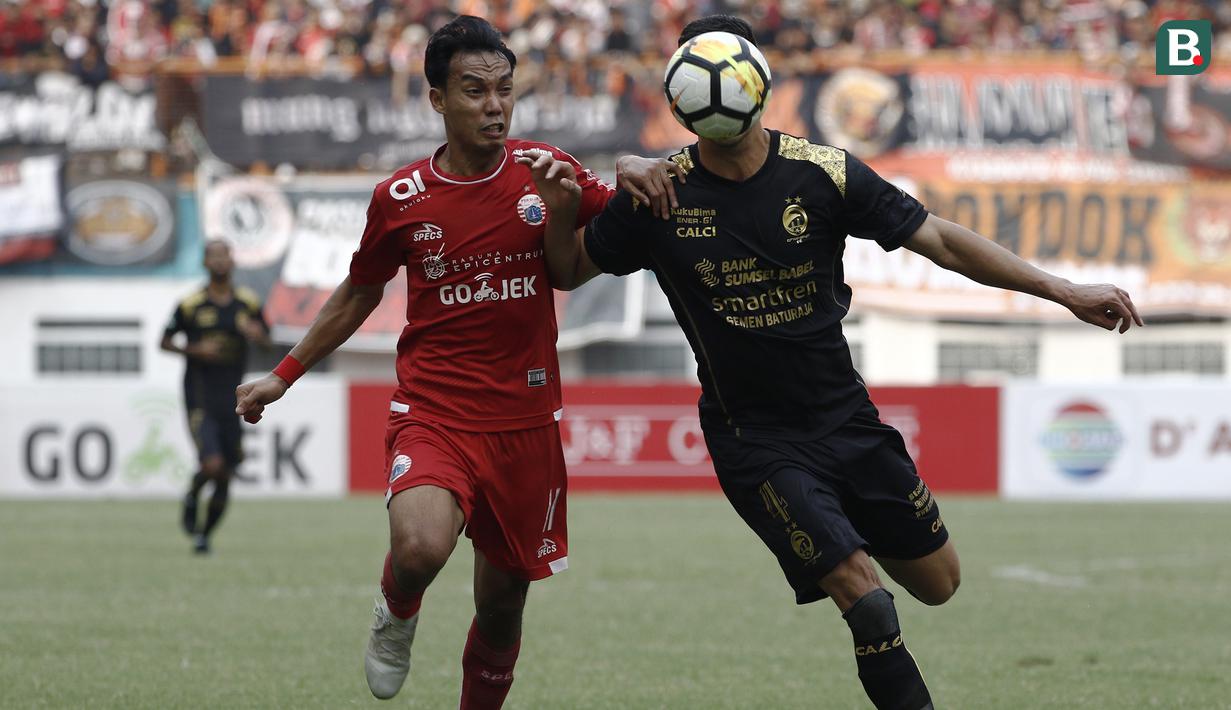 Gelandang Persija Jakarta, Novri Setiawan, berusaha merebut bola saat melawan Sriwijaya FC pada laga Liga 1 di Stadion Wibawa Mukti, Jawa Barat, Sabtu (24/11). Persija menang 3-2 atas Sriwijaya. (Bola.com/Yoppy Renato)