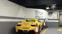 Ferrary kuning yang berpelat nomor kendaraan "Pikachu" terparkir di sebuah basement di Hongkong (Sumber: boredpanda)