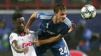 Bek Juventus, Daniele Rugani, duel udara dengan pemain Lokomotiv Moscow, Eder, pada laga Liga Champions di RZD Arena, Rabu (6/11). Lokomotiv Moscow takluk 1-2 dari Juventus. (AP/Pavel Golovkin)