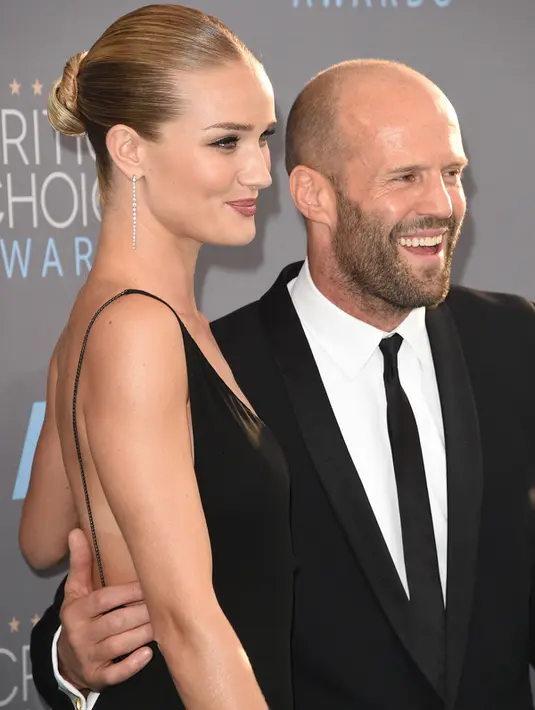 Rosie Huntington Whiteley dan Jason Statham tersenyum saat tiba untuk menghadiri ajang Critics' Choice Awards ke-21 di Santa Monica, California (17/1). (Jason Merritt/Getty Images/AFP)