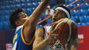 Pebasket Pelita Jaya, Aryo Dewanto Dimas (kanan) mencoba memasukkan bola ke jaring Bimasakti saat laga Indonesia Basketball League 2015-2016 di Senayan, Jakarta, Rabu (13/1/2016). Pelita Jaya unggul 86-36. (Liputan6.com/Helmi Fithriansyah)