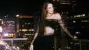 Dalam sorotan lampu malam dan latar belakang city lights Jakarta, gaya rambut barunya tampak seperti mahkota tak kasat mata yang melengkapi auranya sebagai Queen of the Night. [@lunamaya].