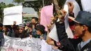 Forum Mahasiswa Riau Jabodetabek berteriak saat unjuk rasa di depan Istana Merdeka, Jakarta, Jumat (18/9/2015). Dalam aksinya mereka mendesak pemerintah mencabut izin perusahan yang terlibat  dalam pembakaran. (Liputan6.com/Faizal Fanani)