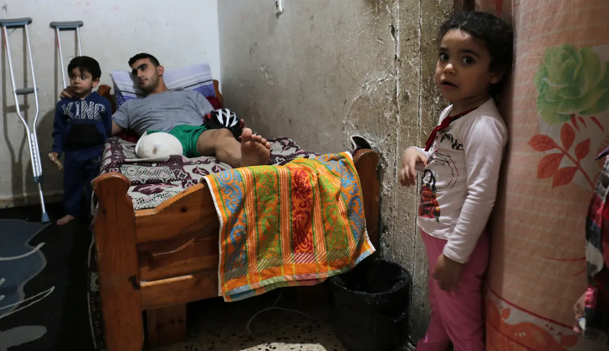 Atlet sepeda asal Palestina, Alaa Al-Daly yang kehilangan kakinya ketika ditemui di rumahnya di Rafah, Jalur Gaza, 19 April 2018. Alaa Al-Daly kehilangan kakinya setelah ditembak tentara Israel saat aksi protes The Great March of Return. (AFP/SAID KHATIB)
