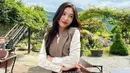 Joy Red Velvet juga terkenal dengan suara dan visual yang luar biasa. Di berbagai kesempatan, Joy tidak takut bereksperimen dengan berbagai tampilan, gaya rambut, maupun nuansa makeup. Tanpa kesan berlebihan, Joy senang menggunakan warna lipstik yang bold dan membiarkan rambut panjangnya tergerai.