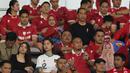 Istri dari Pratama Arhan, Azizah Salsha (kanan), ditemani Andre Rosiade dan Nurul Anastasya serta selebgram, Vicky Alaydrus (kiri bawah), saat menyaksikan  pertandingan grup K Kualifikasi Piala Asia U-23 2024 antara Timnas Indonesia U-23 melawan Timnas Turkmenistan U-23 yang berlangsung di Stadion Manahan, Solo, Selasa (12/9/2023). (Bola.com/Arief Bagus)
