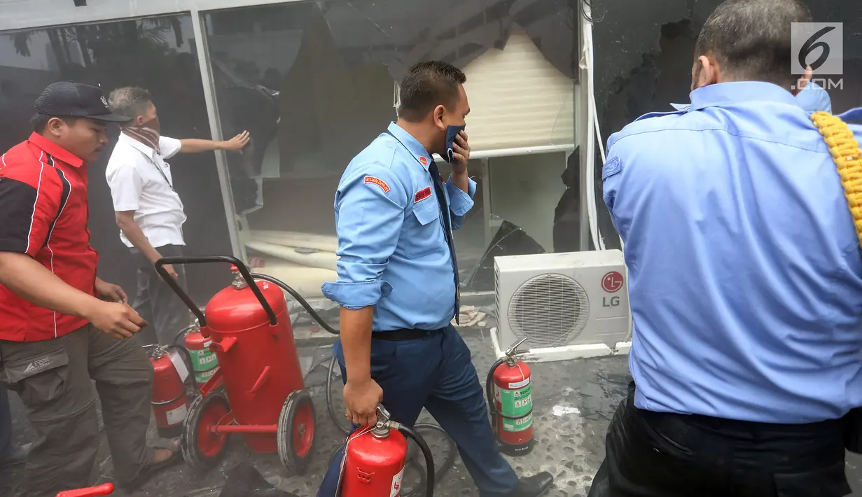 Petugas Pamdal DPR berupaya memadamkan api di sebuah ruangan lantai dua Gedung Nusantara III, Kompleks Parlemen, Senayan, Jakarta, Selasa (14/11). Kebakaran melanda Ruangan kelompok kerja (Pokja) Sipil di gedung DPR. (Liputan6.com/Johan Tallo)
