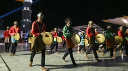 Penari membawakan tarian tradisional Rapa'i Geleng saat pembukaan Festival Ekonomi Syariah Sumatera di depan Masjid Raya Baiturrahman, Banda Aceh, Aceh, 4 Agustus 2022. (Chaideer MAHYUDDIN/AFP)