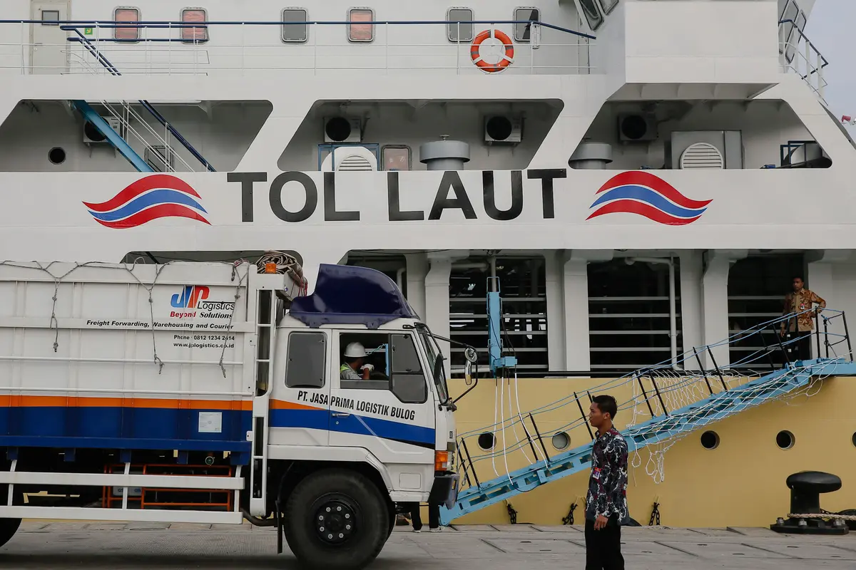 20151211-Presiden Sambut Kapal Pengangkut Ternak KM Camara Nusantara I