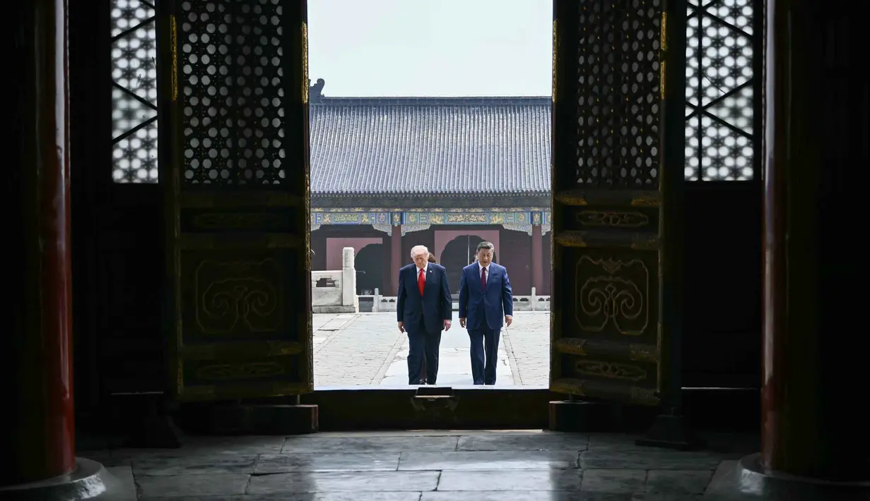 Presiden Tiongkok, Xi Jinping (kanan) dan Presiden Amerika Serikat (AS), Donald Trump saat mengunjungi Temple of Heaven, Beijing, Kamis 14 Mei 2026. (Brendan Smialowski/Pool Photo via AP)