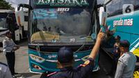 Menjelang libur perayaan Natal 2024 dan Tahun Baru 2025, Terminal Kalideres mengadakan ramp check bus Antar Kota Antar Provinsi (AKAP) lintas Sumatera dan Jawa. (Liputan6.com/Angga Yuniar)
