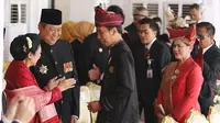 Presiden Joko Widodo (Jokowi) didampingi Ibu Negara, Iriana Joko Widodo menyapa Presiden keenam RI Susilo Bambang Yudhoyono dan Ani Yudhoyono saat menghadiri upacara kemerdekaan di Istana Merdeka, Jakarta, Kamis (17/8). (Liputan6.com/Pool)