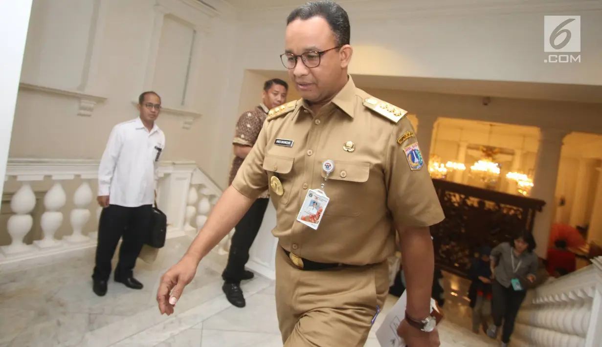 Gubernur DKI Jakarta Anies Baswedan saat tiba untuk menyampaikan pidato dalam acara Pengarahan Gubernur dan Wakil Gubernur kepada walikota/bupati, camat dan lurah di Balai Kota DKI Jakarta, Senin (13/11). (Liputan6.com/Immanuel Antonius)