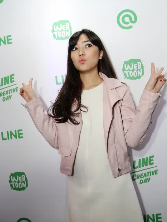 "Enggak, karir dulu. Musik saja. Aku enggak ada (tipe). Sukanya cowok cantik. Aku suka bingung kalau ditanya kriteria. Pokonya pas aku lihat aku suka, ya udah. Yang klop lah. Aku harus melalui suatu proses," ujar Isyana. (Nurwahyunan/Bintang.com)