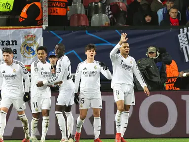 Penyerang Real Madrid, Rodrygo (kedua kiri) melakukan selebrasi dengan rekan setimnya setelah mencetak gol keduanya pada laga matchday 8 League Phase Liga Champions 2024/2025 melawan Stade Brestois 29 (Brest) yang digelar di Stade de Roudourou, Prancis, Rabu 29 Januari 2025 waktu setempat atau Kamis (30/1/2025) dini hari WIB. (FRED TANNEAU/AFP)