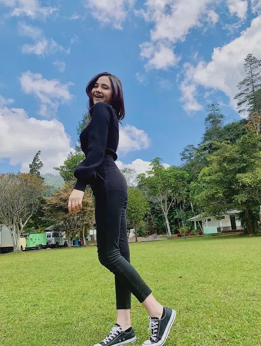 Tampil dengan busana serba hitam juga pernah dilakukan oleh wanita kelahiran 13 Juli 2000 ini. Bahkan, meski menggunakan busana santai serba hitam penampilannya tetap terlihat menawan. (Liputan6.com/IG/@syifahadjureal)