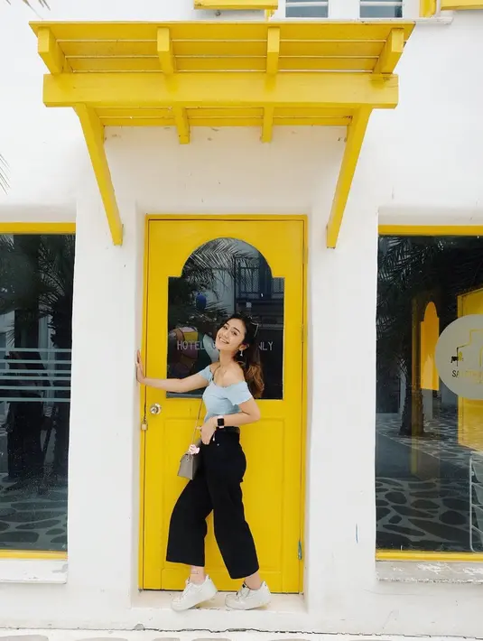 Pergi berlibur, mahasiwa Public Relation ini menggunakan baju model off shoulder. Outfit yang mengekspos bagian bahu dan leher ini  membuat penampilan Zulfa semakin cantik dan feminim. (Liputan6.com/IG/@zulfamaharani)