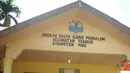 Citizen6, Aceh: OSIS dan para Guru di SMA Negeri 4 Kejuruan Muda Aceh Tamiang beserta donatur, melakukan aksi penggalangan dana untuk korban banjir bandang di SD Ujong Peunalom, Tangse, Pidie.(Pengirim: Ari Gunawan)