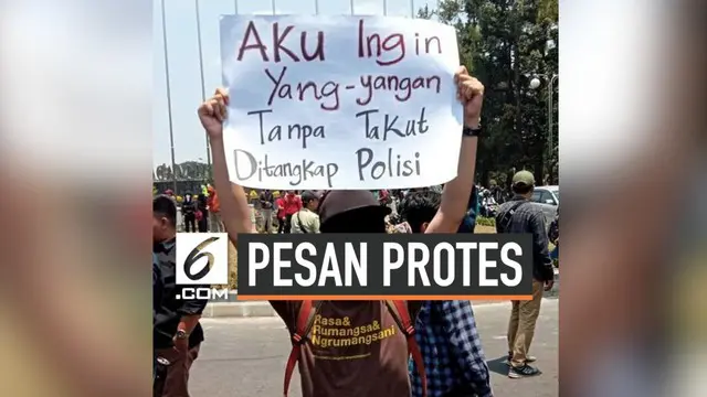 Massa dari seluruh mahasiswa di Jakarta menggelar aksi penolakan terhadap RUU KUHP, RUU Pertanahan, dan UU KPK di depan gedung MPR/DPR. Akan tetapi, dalam demo tersebut, mereka menyampaikan pesan protes yang lucu dan unik.