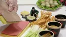 Seorang chef membuat hidangan panekuk dalam sebuah kompetisi memasak di Wilayah Yinan di Kota Linyi, Provinsi Shandong, China timur (12/12/2020). (Xinhua/Wang Yanbing)