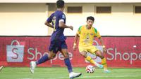 Pemain Persebaya Surabaya,&nbsp;Malik Risaldi mencoba melewati pemain Persita Tangerang&nbsp;pada pekan kedua BRI Super League 2025/2026 di Indomilk Arena, Sabtu (16/8/2025). (Bola.com/ Abdul Aziz)