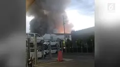Api besar melahap sebuah pabrik di Kumiyama, Kyoto, Jepang. Belum ada laporan korban terluka akibat insiden ini.