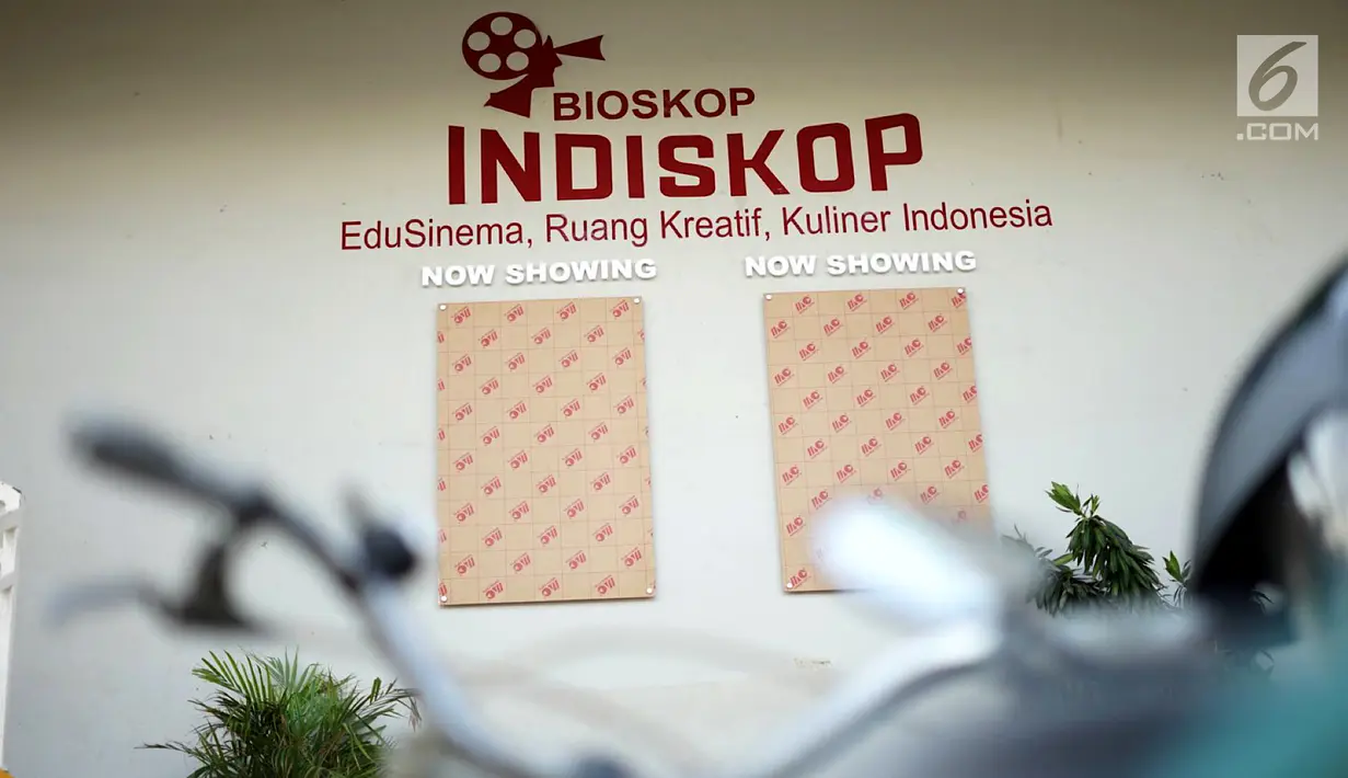 Dua papan pertunjukkan yang masih ditutup di bioskop Indiskop, Pasar Jaya Teluk Gong, Jakarta, Rabu (24/7/2019). Indiskop merupakan bioskop pertama yang berada di dalam pasar tradisional di lantai tiga dan sudah resmi dibuka sejak 22 Juni 2019. (Liputan6.com/Immanuel Antonius)