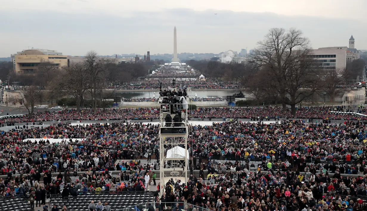 Warga AS berbondong-bondong menuju Gedung Capitol jelang pelantikan Donald Trump sebagai Presiden Amerika Serikat (AS) ke-45, Washington DC, AS, Jumat (20/1).(AFP Photo)