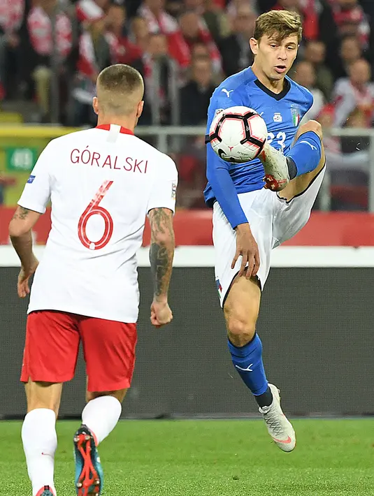Gelandang Italia, Nicolo Barella mengontrol bola dari kawalan gelandang Polandia, Jacek Goralski selama pertandingan UEFA Nations League Grup 3 di Silesian Stadium, Polandia (14/10). Italia menang 1-0 atas Polandia. (AFP Photo/Janek Skarzynski)